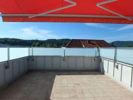 HELLE OBERGESCHOSSWOHNUNG MIT TERRASSE UND ÜBERDACHTEM PARKPLATZ - Foto 1