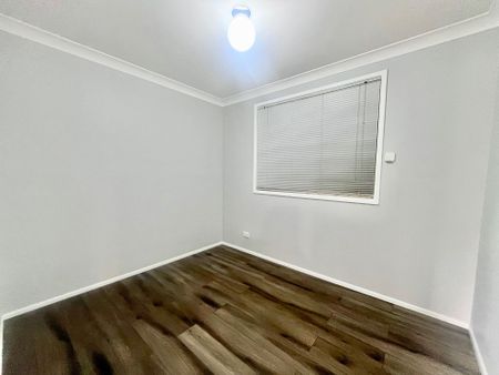 Lovely Home with New Paint&comma; Flooring & Air Con&excl; - Photo 5