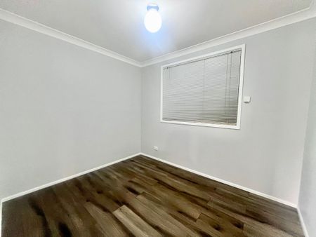 Lovely Home with New Paint&comma; Flooring & Air Con&excl; - Photo 2