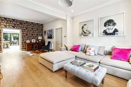 A beautifully presented five bedroom house with a larger than average rear garden. - Photo 2