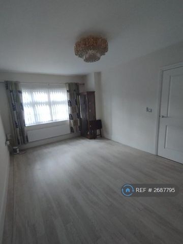 3 bedroom semi-detached house to rent - Photo 2