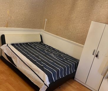 Room in a Shared House, Stokes Road, E6 - Photo 3