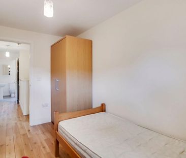 3 bedroom house with private garden available in Woolwich SE28. - Photo 3