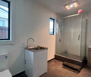 Freshly Renovated 2-Bedroom Unit - Power & Water Included - Photo 2