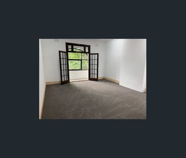 Spacious Three-Bedroom Apartment in Convenient Kensington Location - Photo 4