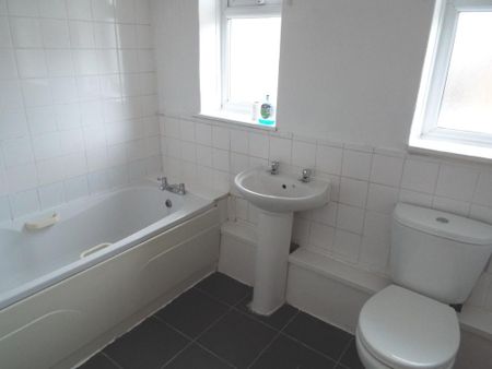 3 bedroom terraced house to rent - Photo 3