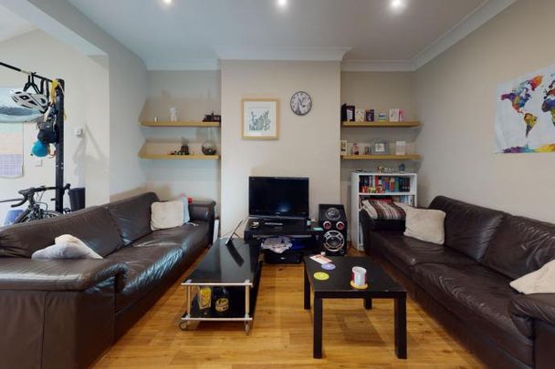 Headingley Crescent, - Photo 1