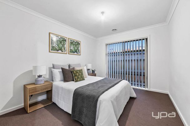 MODERN & CLOSE TO THE STATION - Photo 1