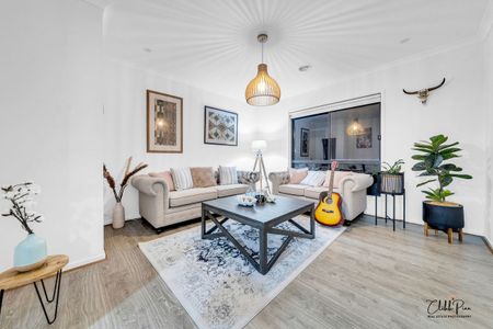 Modern Family Living in Clyde - 32 Warralily Avenue - Photo 4