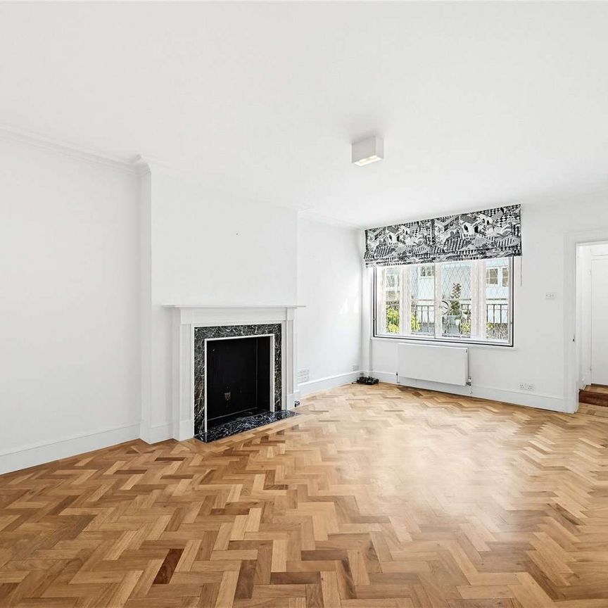 A spacious and well-presented three double bedroom mews house with outdoor space. - Photo 1