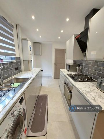 1 bedroom in a house share to rent - Photo 4