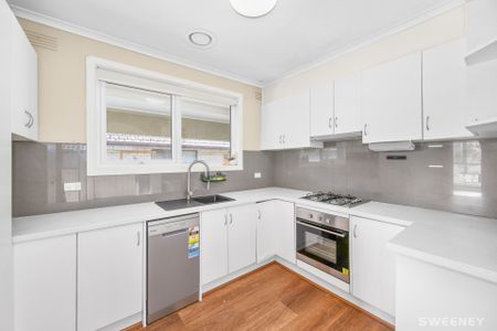 Perfectly Placed Family Home. - Photo 2