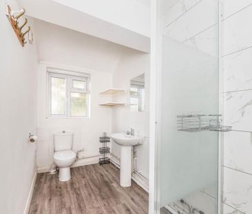 4 bedroom end of terrace house to rent - Photo 1