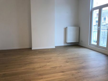 Gerenoveerd appartement op eerste verdieping met 2 slaapkamers en balkon - Foto 2