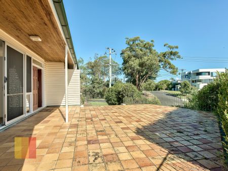 SPACIOUS, 3 BEDROOM HOUSE IN STAFFORD - Photo 2