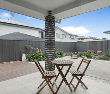 Modern & Sophisticated Home - Photo 3