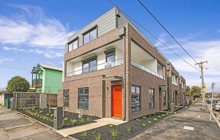 AMAZING 3 LEVEL HOME! - Photo 5