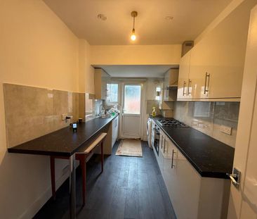 4 bedroom terraced house to rent - Photo 5