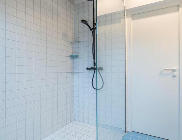 Stylish Top Floor Apartment with Balcony in Trendy Neukölln - Photo 1