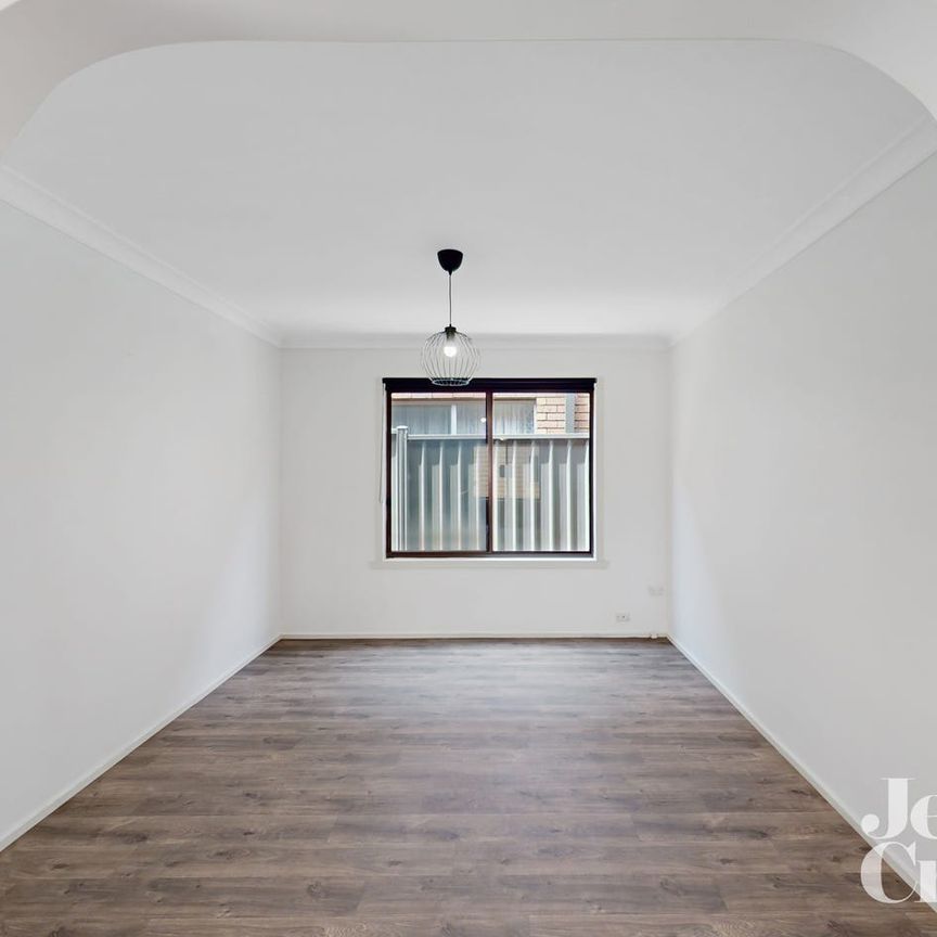 Beautifully renovated, large 3 bedroom house in perfect location! - Photo 1