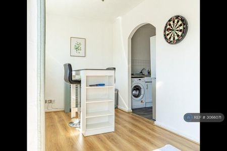 3 bedroom flat to rent - Photo 4