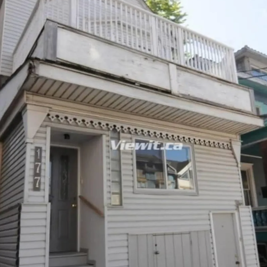 Bright 1 Bedroom Apartment In The Heart Of The Beaches. - Photo 2