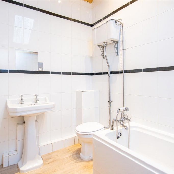 3 bed Apartment To Let - Photo 1