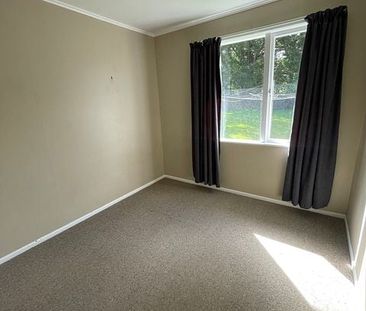 Sunny tidy 3 bedroom . Spacious deck and backyard - Photo 4