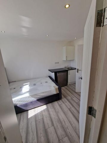 1 bedroom in a house share to rent - Photo 4