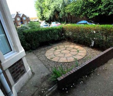 2 Bed - Stratford Grove West, Heaton - Photo 1