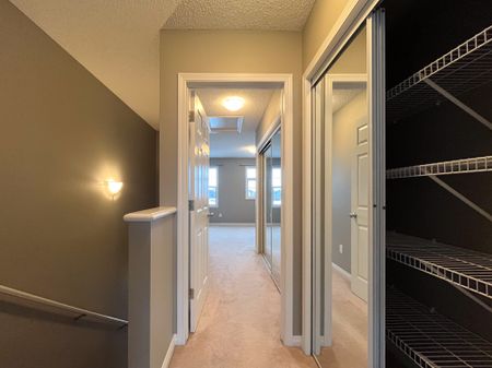 Bright & Modern 2 Bedroom Townhome With Lake Summerside Access - Photo 3