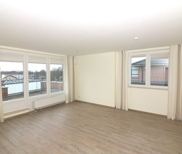 Wunderschöne 3 Zimmer Wohnung im Staffelgeschoss und Tiefgaragenste... - Photo 1