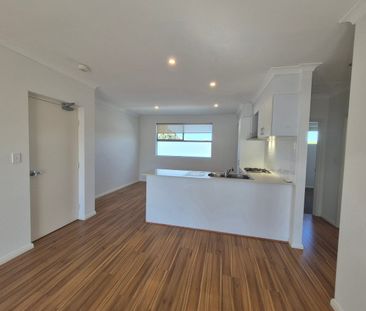 FABULOUS REAR 2 BEDROOOM 2 BATHROOM APARTMENT - Photo 4