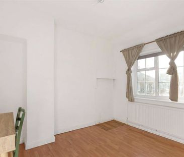 A Smart 4 bedroom end of Terrace house - Photo 4