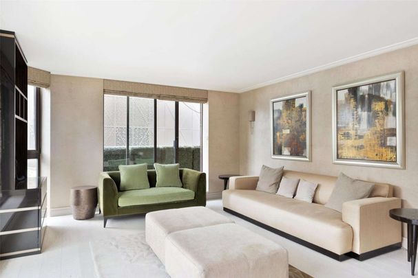A fabulous bright and spacious 3 bedroom apartment moments from Kensington Olympia. - Photo 1