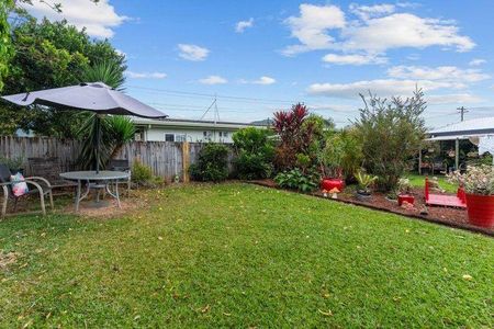 COMFORTABLE HOME WITH HUGE REAR YARD - Photo 4