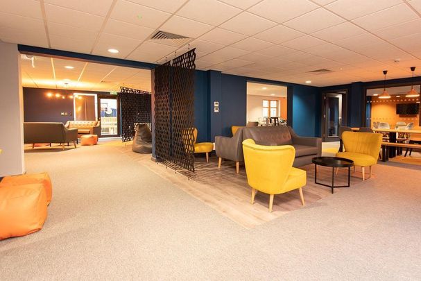 1 bedroom in a flat share to rent - Photo 1