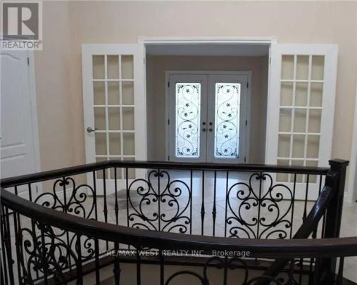 Detached Home For Lease | N9238897 - Photo 1