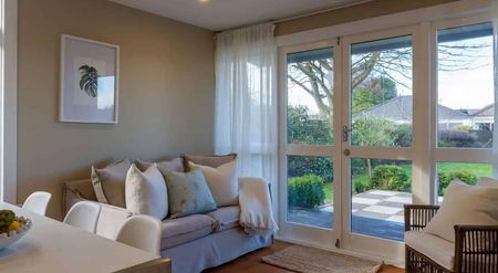 Charming 4BR Family Home in St Albans - Photo 5