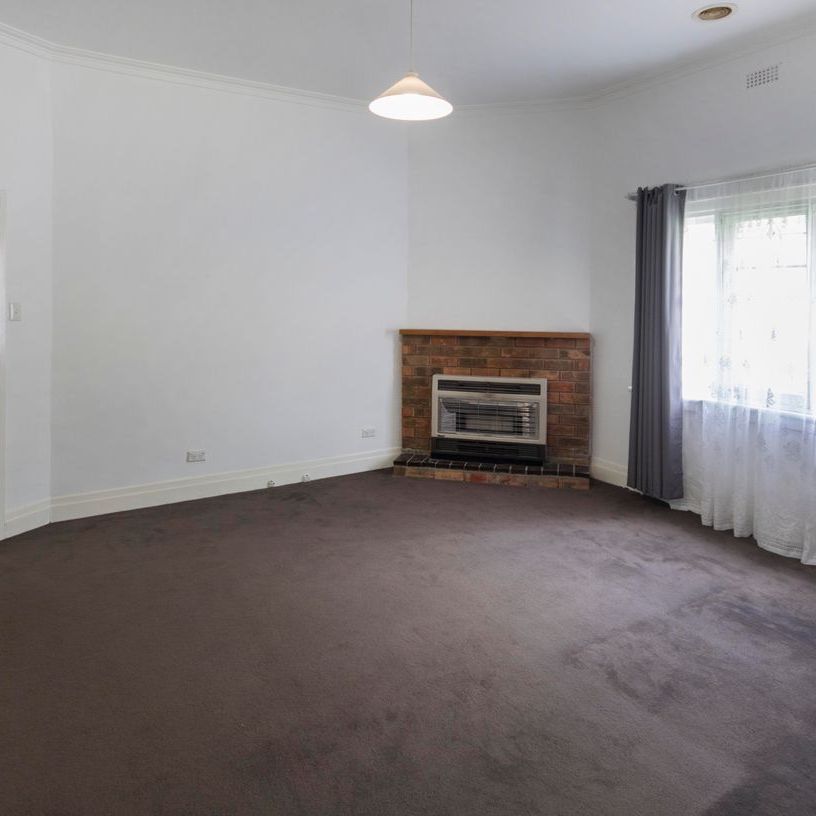 This beautifully presented, spacious three-bedroom home is ideally positioned in a highly sought-after location. - Photo 1