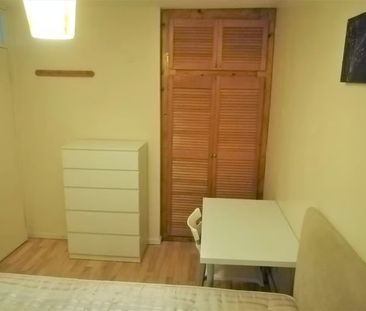 Room in a Shared Flat, Wigram Court, SW11 - Photo 3