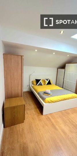 Spacious room in shared apartment in Portersfield, Dublin - Photo 1