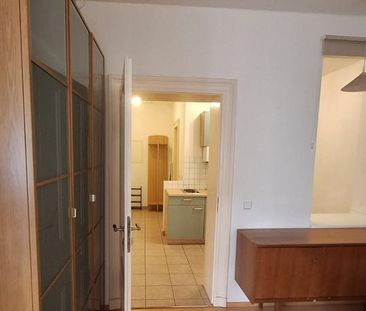 Elegant Altbau Studio with High Ceilings & Large Windows - Foto 1