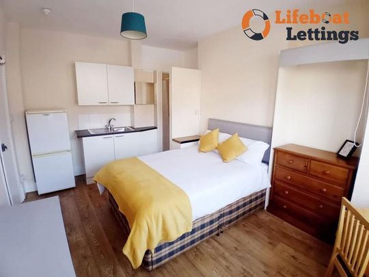 1 bedroom in a house share to rent - Photo 1