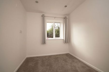 A 1 Bedroom Flat in Bishops Cleeve GL52 8TE - Photo 2