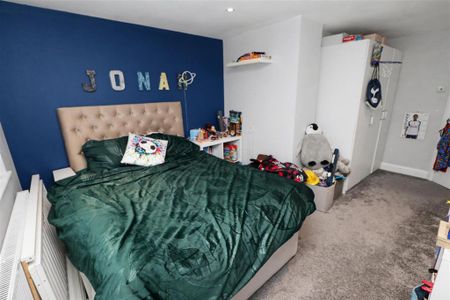 4 bedroom semi-detached house to rent - Photo 2