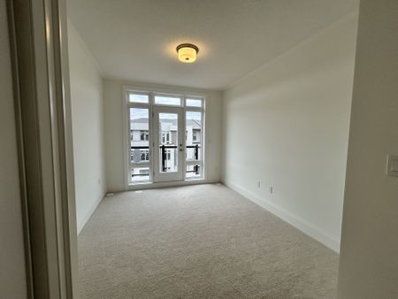 For Lease - 3303 Taha Gardens, Oakville, Ontario - Photo 2