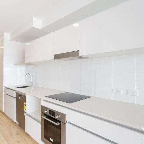 FURNISHED MORDERN SPACIOUS 1 BED APARTMENT - Photo 1