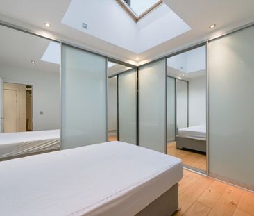 Exceptional three‑bedroom residence at Old Mill Close. - Photo 4