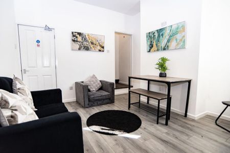 1 bedroom in a house share to rent - Photo 2